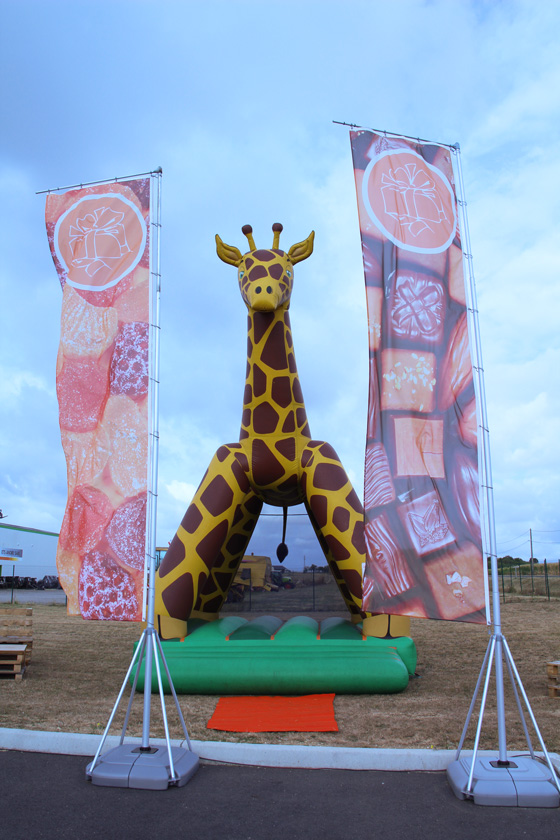 Girafe géante gonflable à la chocolaterie