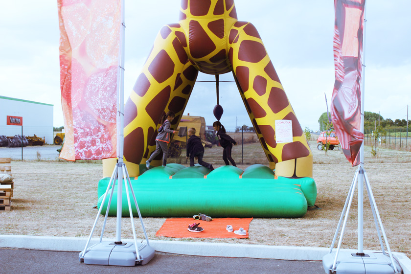 Les enfants dans la girafe gonflable